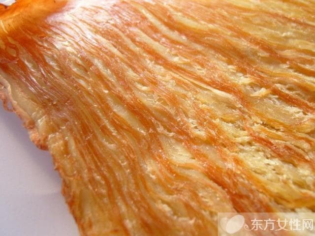 干鱿鱼丝的营养价值与食用指南：热量低、营养高，但这些人要当心