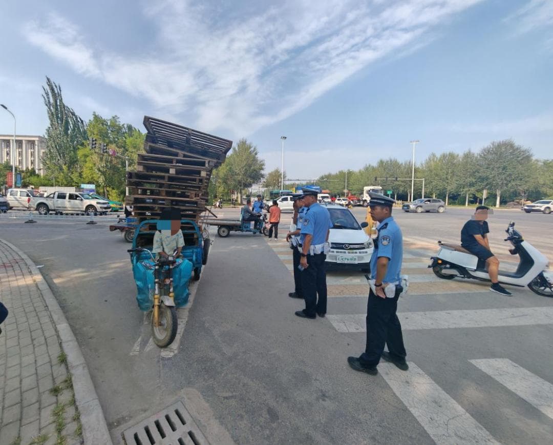 三轮车违法装载危害大，这些案例令人警醒