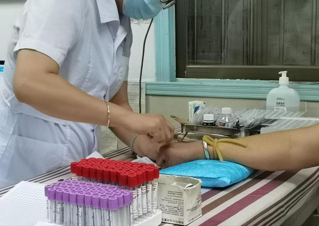 晚上睡觉时，身体若出现5种表现，说明你的尿酸已“超标”