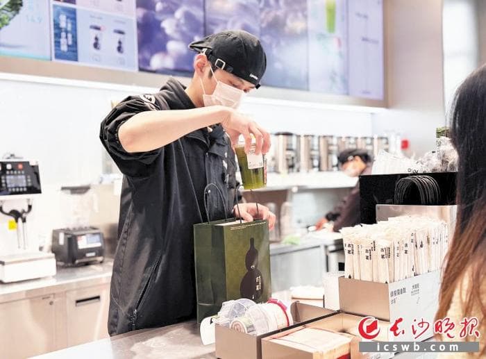 奶茶杯装“小绿水”，年轻人“养生”有新宠