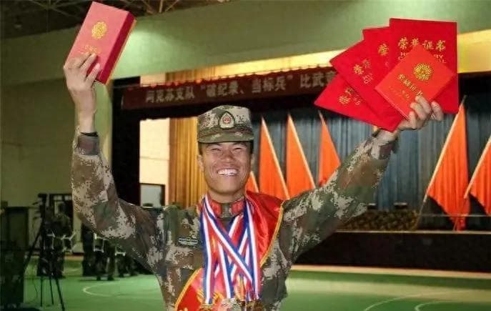 嘉奖到一等功，需要什么条件才能获得？待遇又是如何？