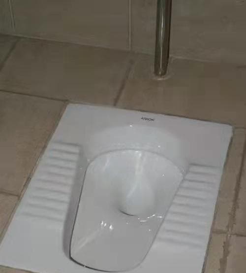 解决蹲便器堵塞问题的实用技巧（轻松应对蹲便器堵塞）