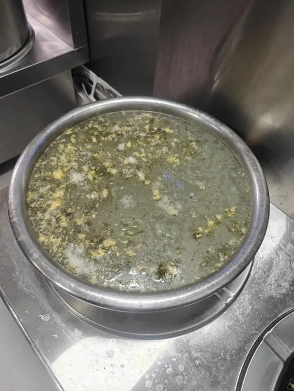 昆明一学校"臭肉事件"发酵：董事长无视家长质问离席，涉事食堂已停业
