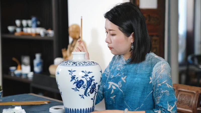蔡文娟：以青花技艺传承创新，让鹦鹉纹饰绽放国际舞台