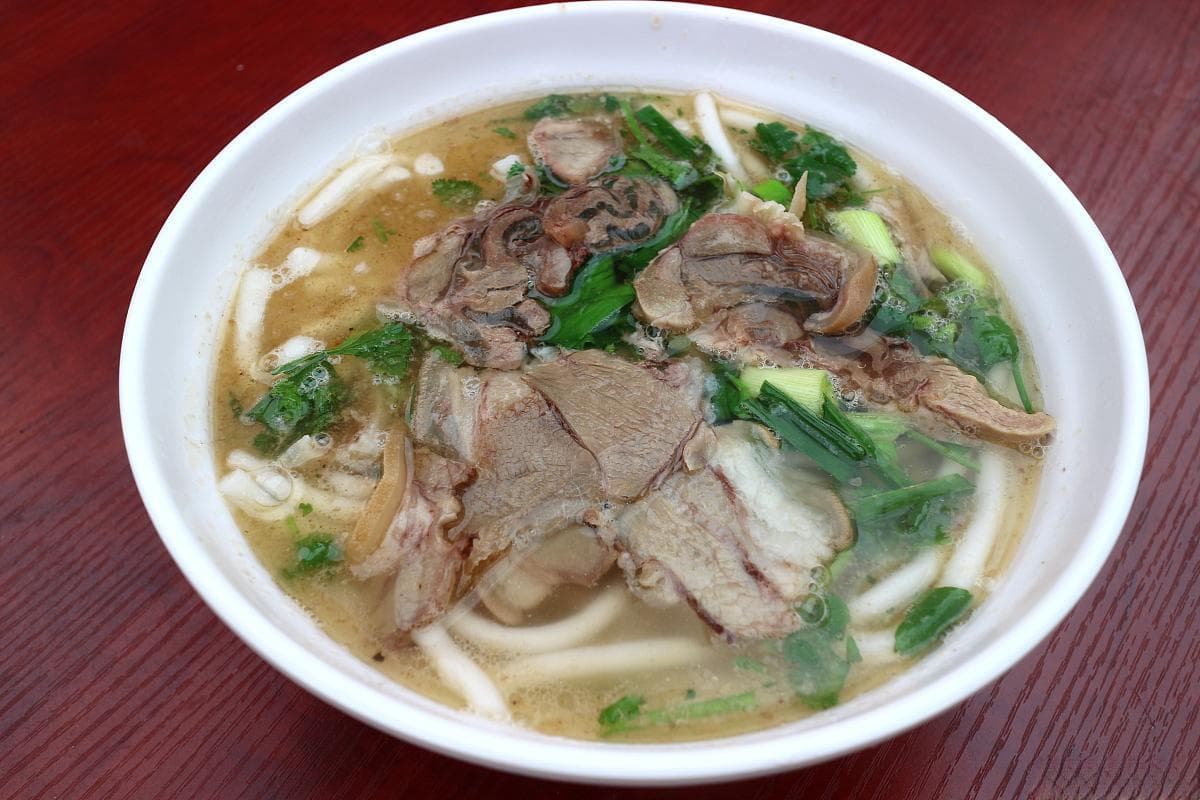 羊肉粉、刷把头、杠子面：兴义八大特色小吃探秘