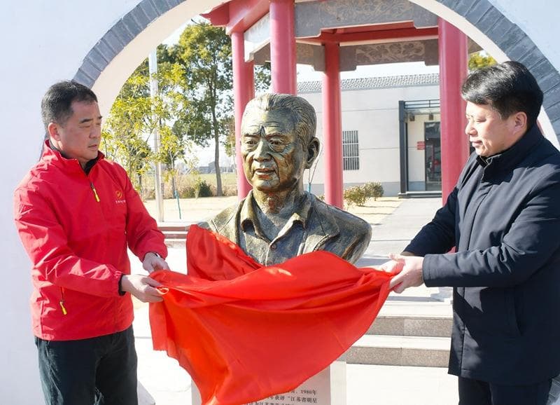 “中国好人”杨文华塑像落户“好人村”