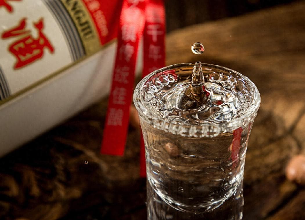 白酒文化到底是糟粕，还是传统？未来会被90后00后这一代终结吗？