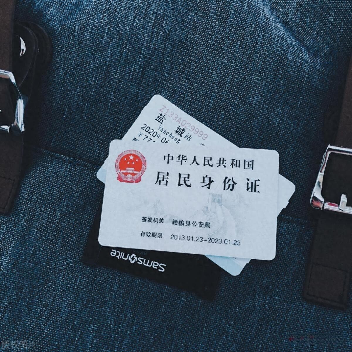 拍身份证照片穿什么颜色衣服？给你最佳的穿搭建议