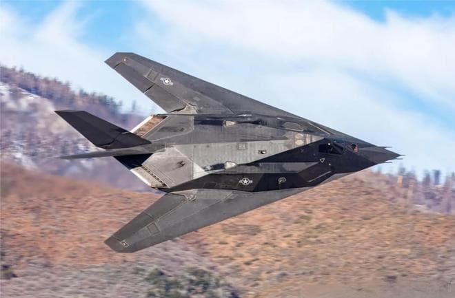 夜幕下的传奇：F-117“夜鹰”——隐形战机的不朽神话