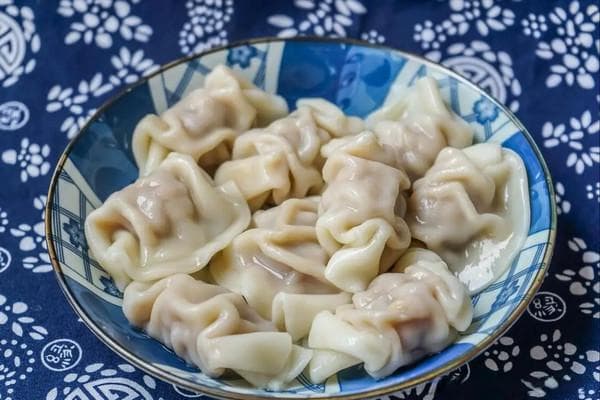 煮饺子诀窍：牢记3段口诀，让饺子皮薄馅多，汤清味美