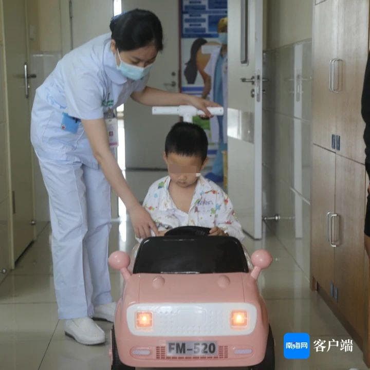 降低小儿术前焦虑 三亚这家医院将游乐场"小红车"开进手术室