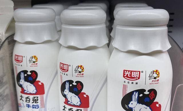 大白兔奶糖可以代替牛奶补钙吗？