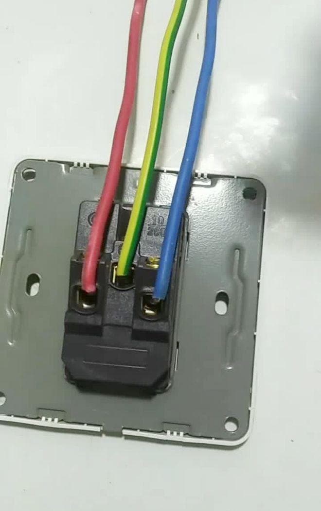 插座接线为何要左零右火？电工揭秘接反隐患