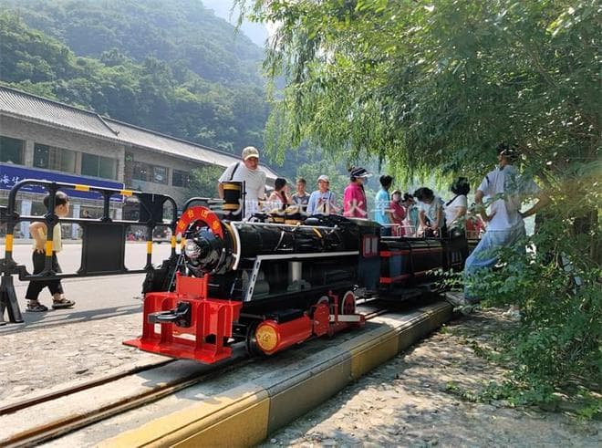 逃离喧嚣，乘无轨小火车畅游度假村美景！