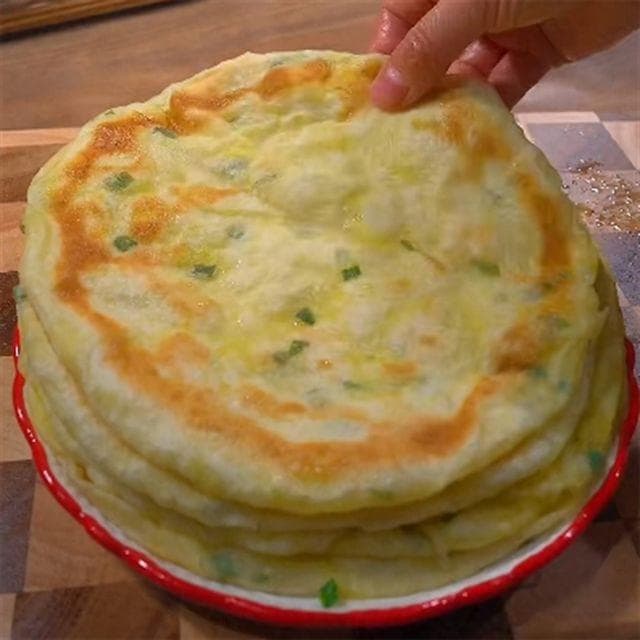 葱油饼怎么做简单又好吃，葱油饼，简单又美味的早餐选择