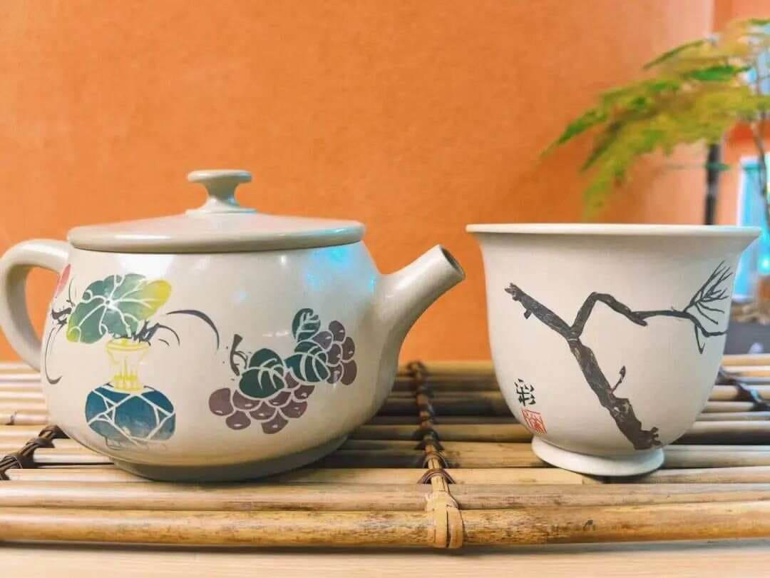 最适合普洱茶的茶壶？那一定是建水紫陶。