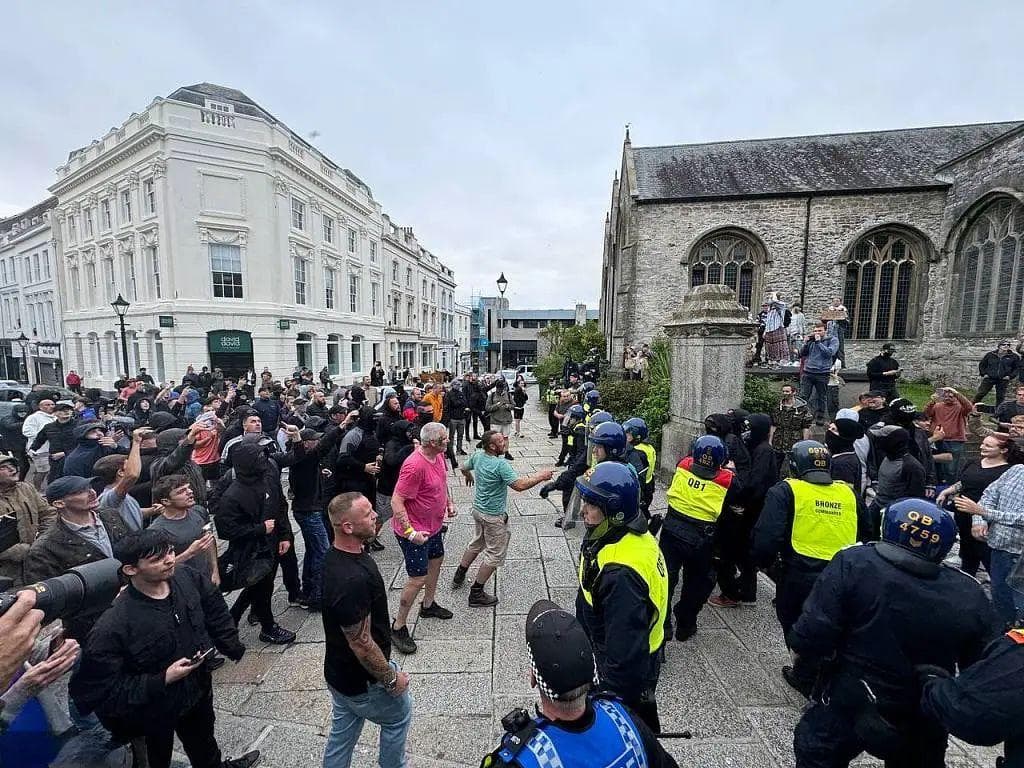 英美分歧：英国严打网络仇恨言论引发美国争议