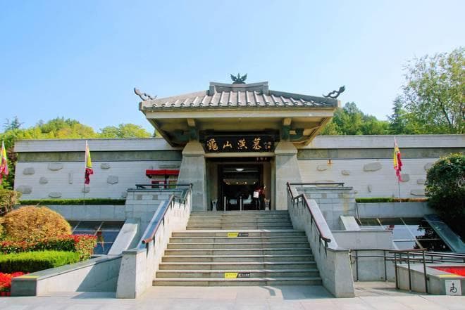 徐州龟山汉墓，被誉为“东方金字塔”，探秘西汉楚王和他的宝贝们