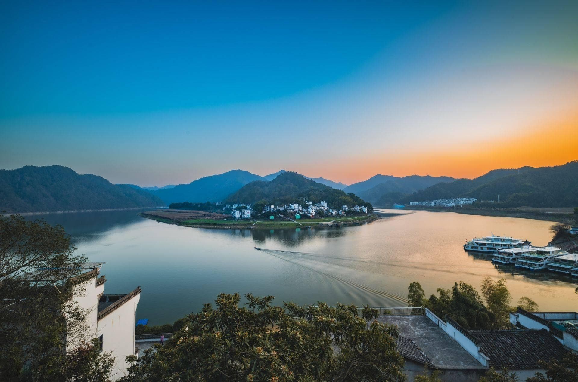 新安江之旅：邂逅徽风胜景，领略古歙文化深韵