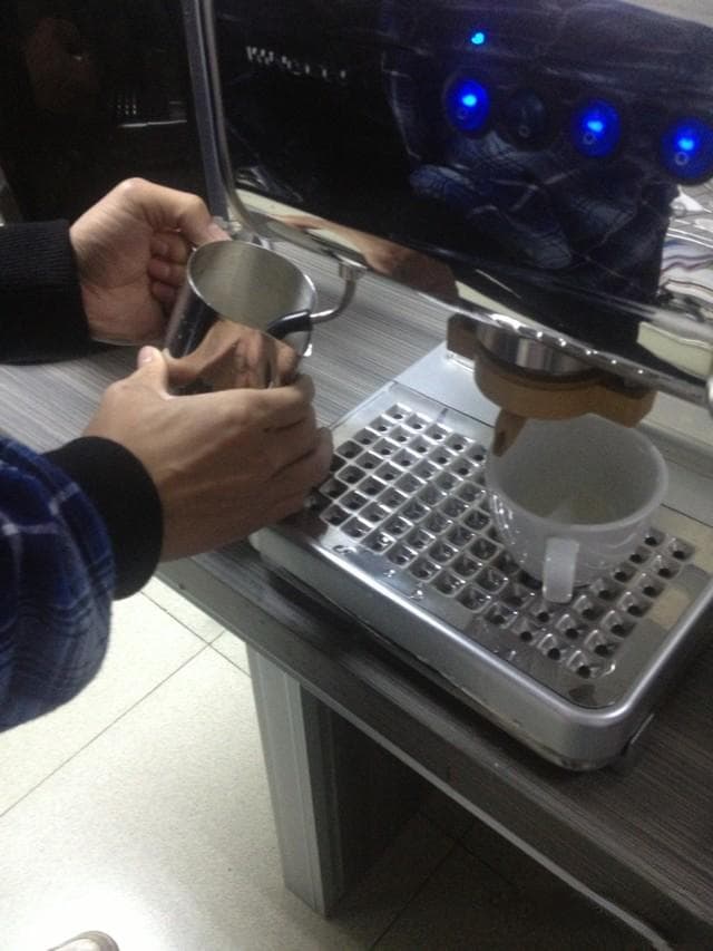 打奶泡的技术分享：角度与奶泡形成的完美结合