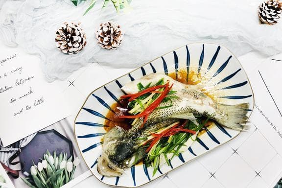 清蒸鲈鱼，分享肉质鲜美、没腥味的做法，第一步很关键，不妨试试