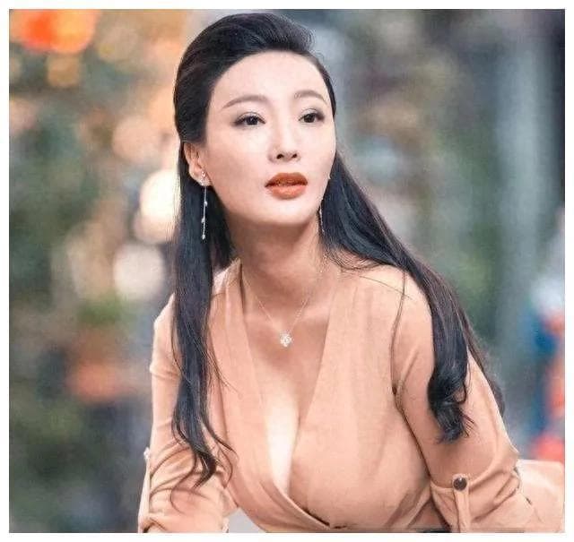 从“乳神”到实力派：王李丹妮的自我蜕变之旅