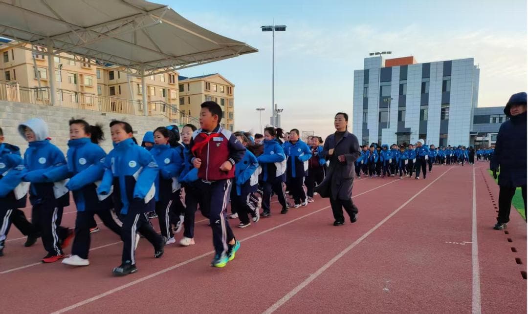 内蒙古杭锦旗中小学创新体育教育：每天2小时运动助力学生成长