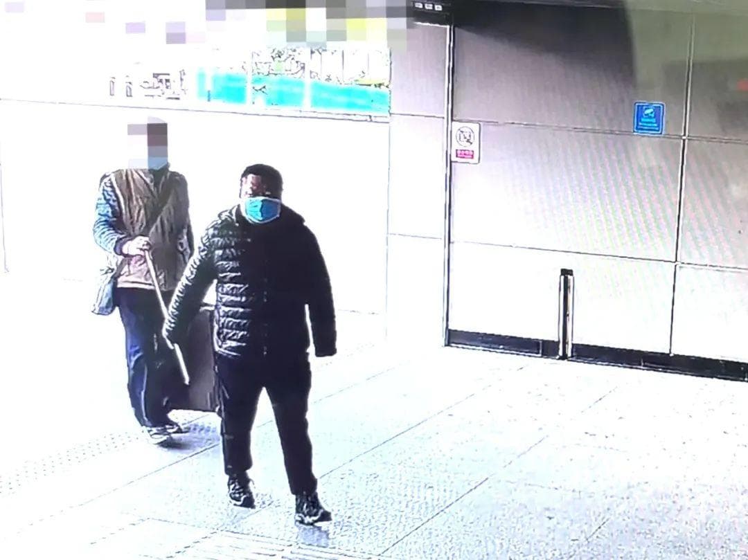 武汉地铁暖心一幕：9人接力护送视障乘客