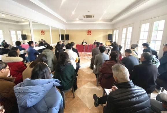 物业被解聘还继续在获取公共收益？合理吗？法官直接到小区来判了！