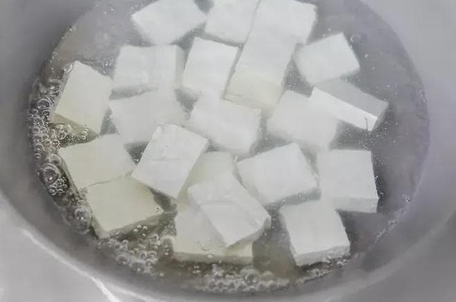煎豆腐不碎不粘锅的秘诀：两个技巧让豆腐外焦里嫩
