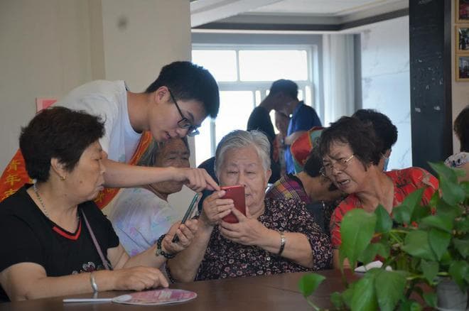 短视频的风吹向老年人，如何让其不"迷失"在智能时代