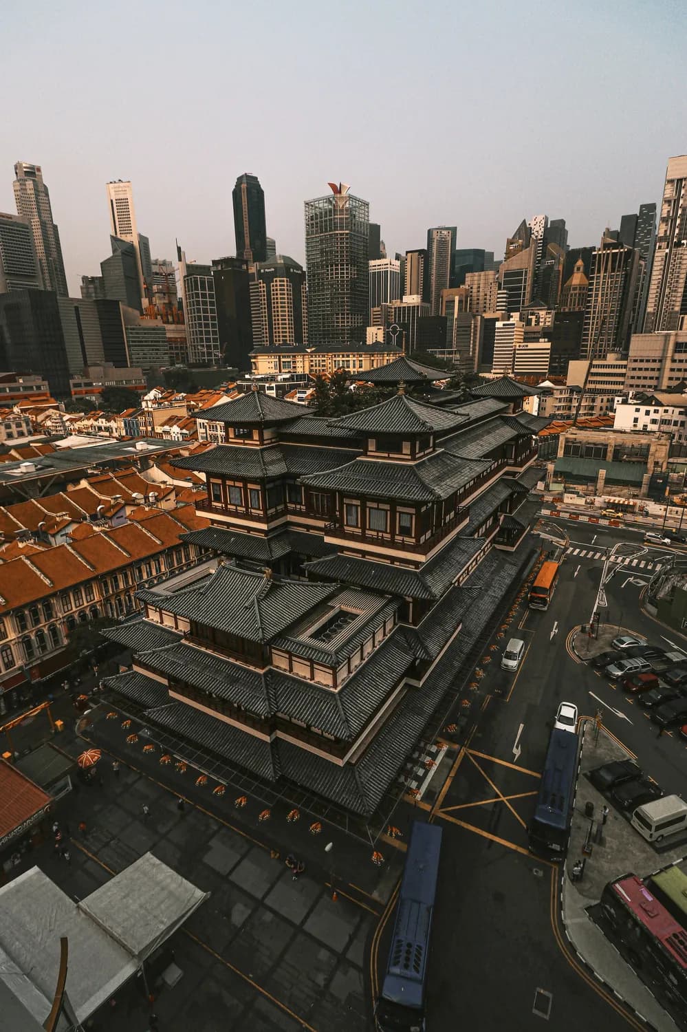 打卡上海城隍庙和豫园，体验民俗文化