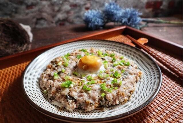 梅菜蒸肉饼制作教程：传统客家美食的完美呈现