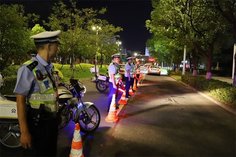 黄山公安交警持续开展夏夜治安临查临检行动