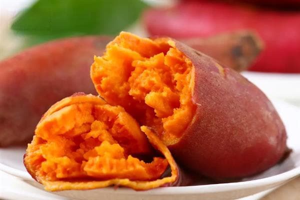 紫薯和红薯的区别，前者味甜较贵、后者甜味淡较便宜