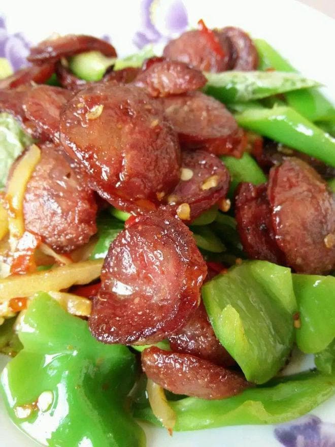 辣椒炒香肠：家常中的香辣诱惑