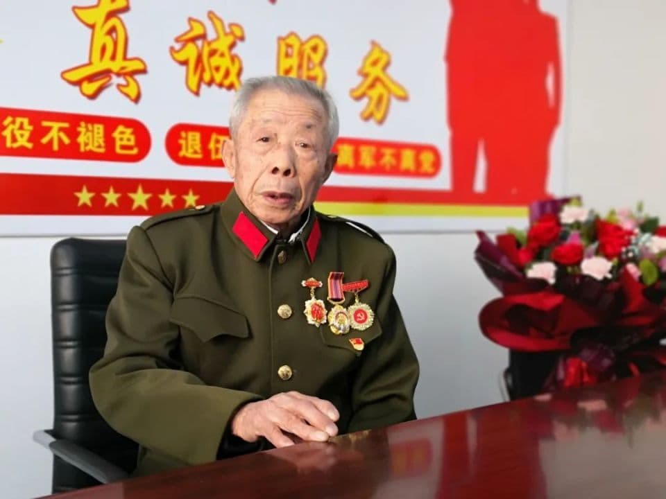 关长义：“万岁军”中报务员，用身体保护电台