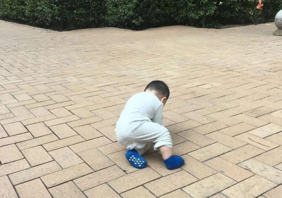 孩子爬行有4个安全隐患，父母需提前规避，安全健康地爬，更放心