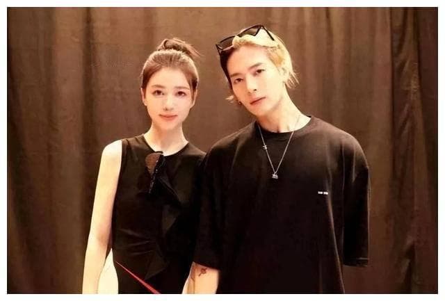 王嘉尔牵手大杨嫂引争议，大杨哥怒批行为不当