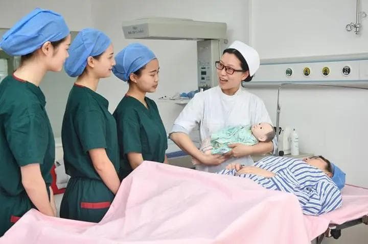 助产士的角色：助力安全分娩与母婴健康