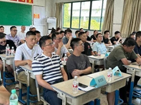 越来越多学校点名爸爸来开家长会，唤醒教育中的 “父能量”