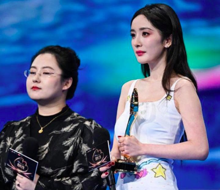 从质疑声中看杨幂公益之路：奖项争议背后的明星公益困境
