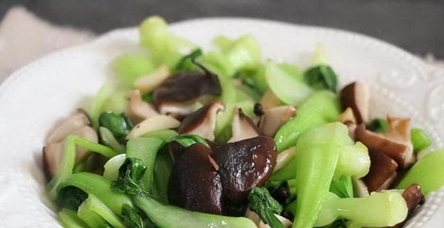香菇青菜，一道看似简单的家常菜，却蕴含了丰富的味道与营养