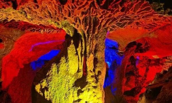 福建龙硿洞：溶洞、地下河与钟乳石的地质奇观