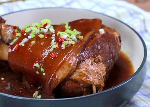 原来做酱肘子这么简单，5种香料卤一锅，飘香不油腻