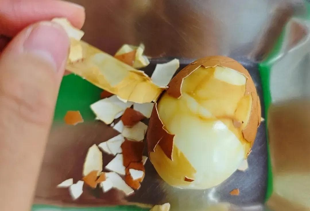 为了能让你剥出完美的鸡蛋,我们一口气煮了30个蛋