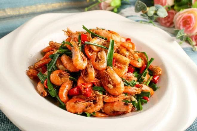韭菜炒河虾：春季餐桌上的营养美味与文化传承