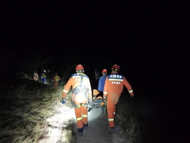 男子徒步掉下500米深峡谷奇迹生还，细节曝光