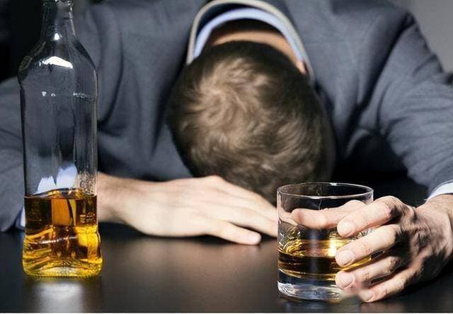 每天喝“二两酒”和“滴酒不沾”，哪个更健康呢？一次性说明白