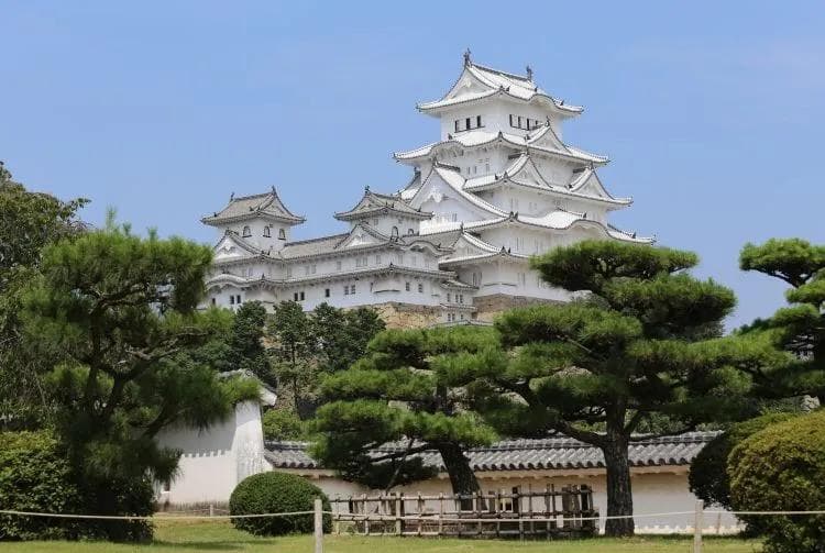姬路城：日本的“白鹭城”与建筑艺术瑰宝